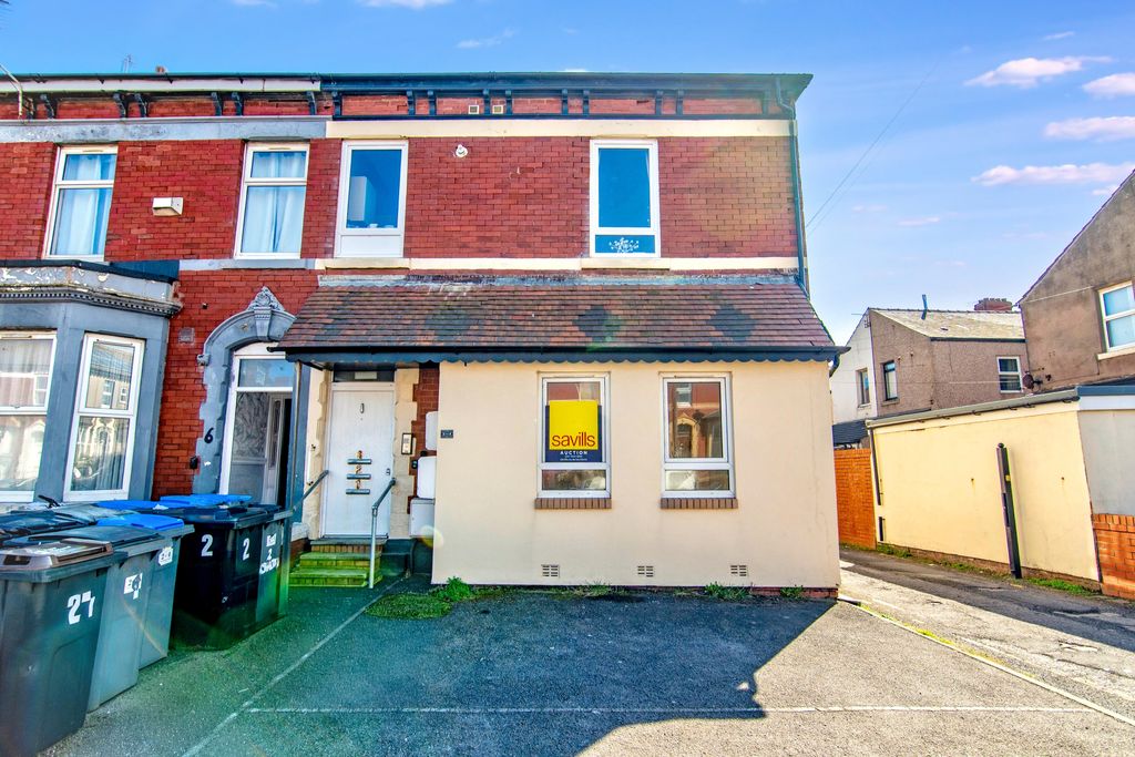 Property photo 1 of 14 Flat 1, 2 Carshalton Road, Blackpool, Fy1 2Nr