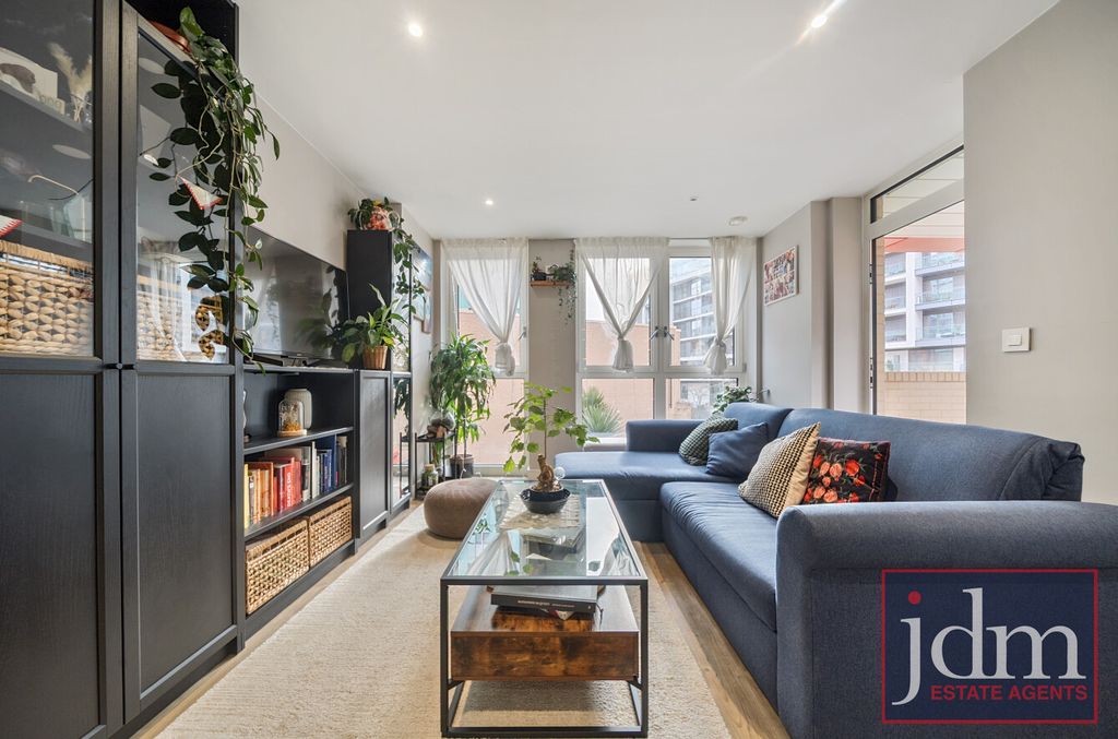 Property photo 2 of 11 F04A5A8c-d514-490...