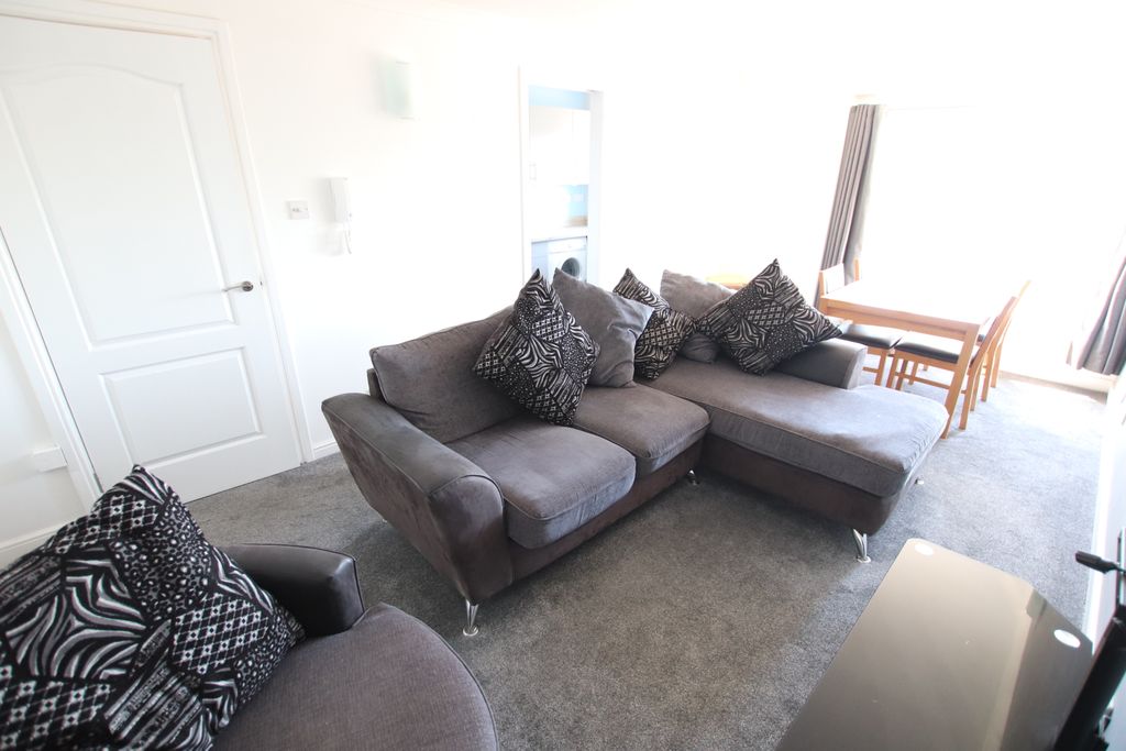 Property photo 3 of 8 Lounge