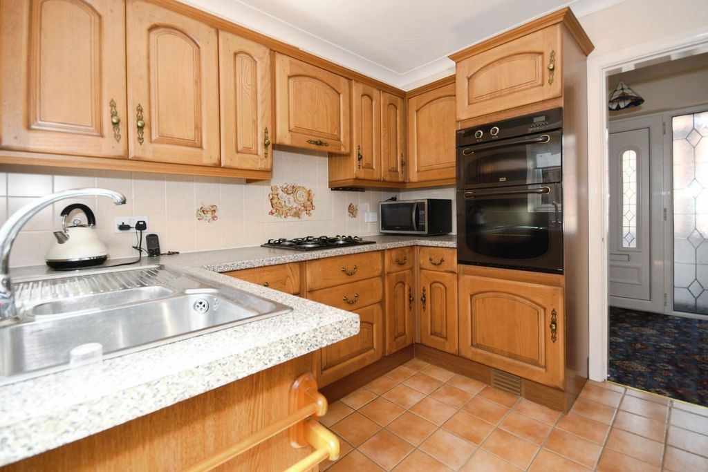 Property photo 2 of 18 Kitchen 02.Jpg