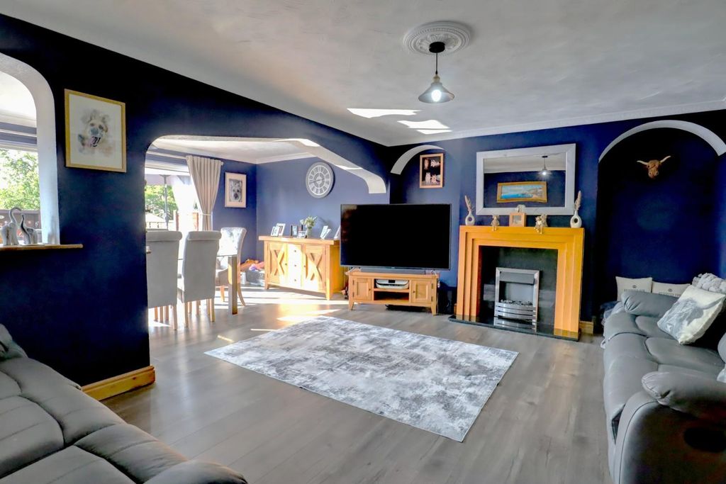 Property photo 3 of 14 Lounge/Diner