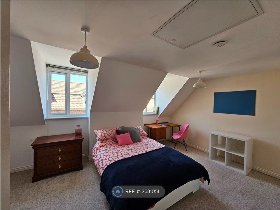 Property photo 2 of 12 Ensuite Bedroom