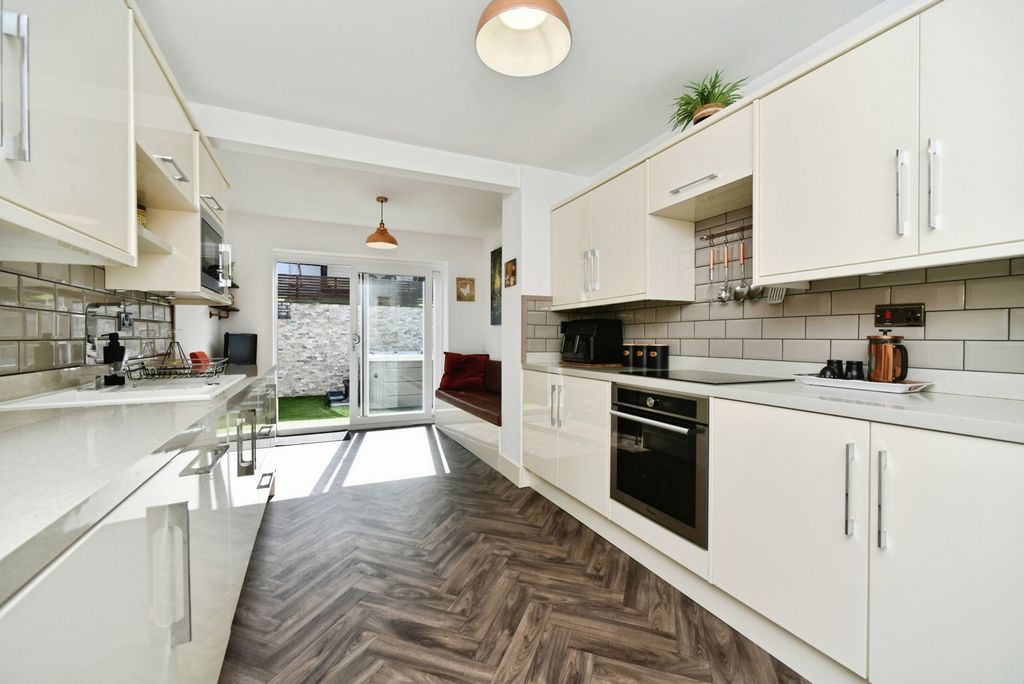 Property photo 3 of 21 Kitchen