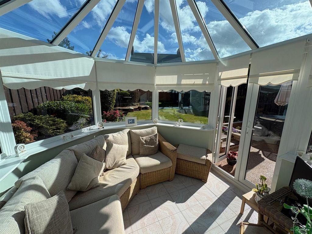 Property photo 2 of 25 Conservatory