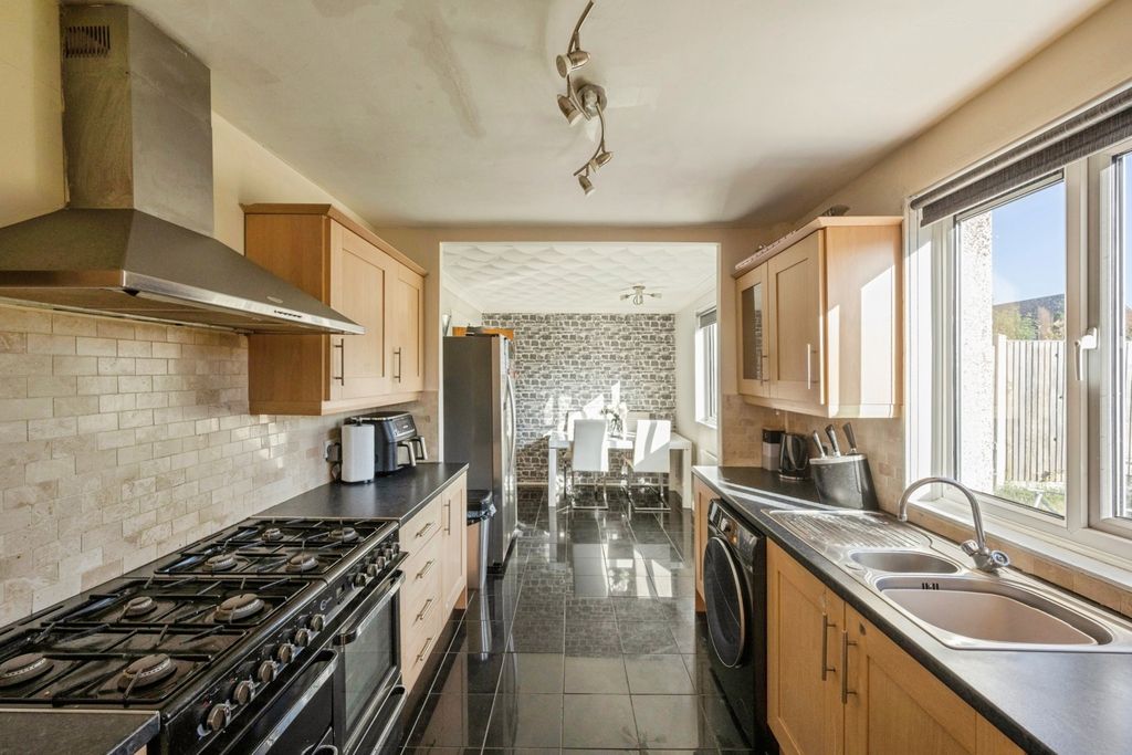 Property photo 3 of 18 Kitchen