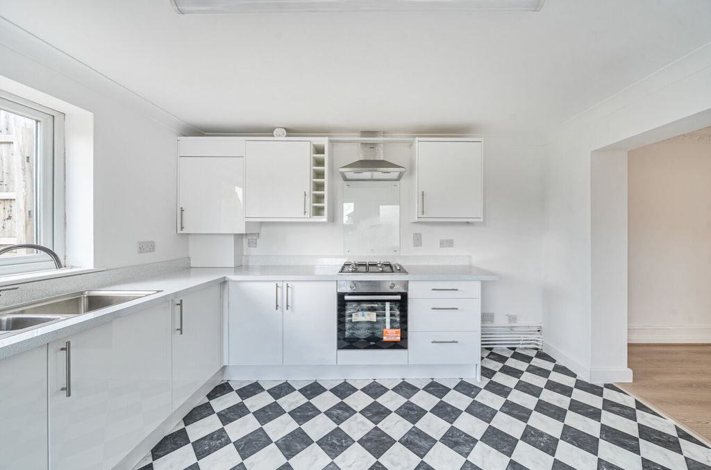 Property photo 3 of 13 1353470-24-68c005...