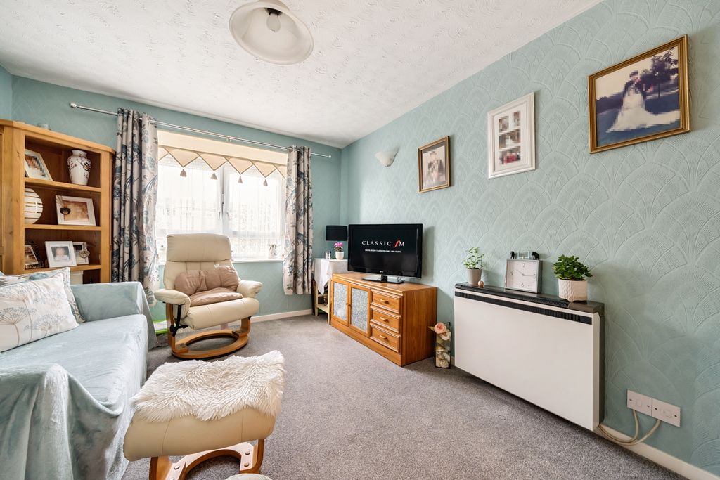 Property photo 1 of 12 Lounge