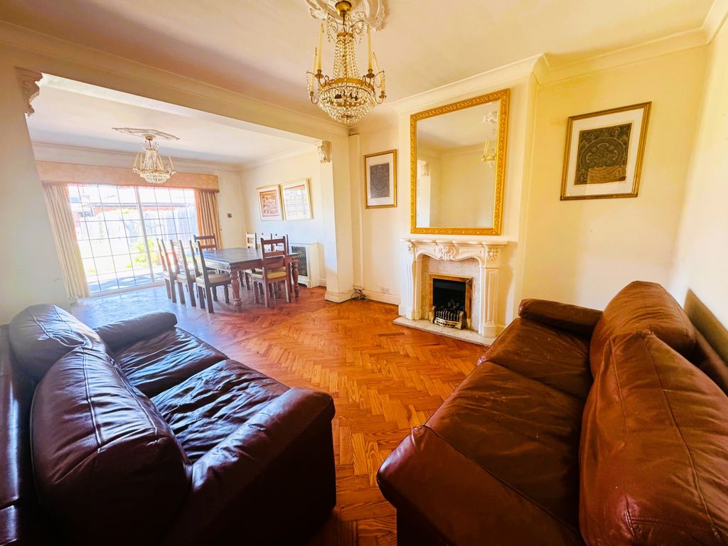 Property photo 1 of 10 4-Bedroom Semi-Detached Family Home In Hounslow