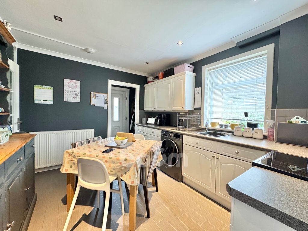 Property photo 2 of 22 Sloan Street, Catrine Kitchen