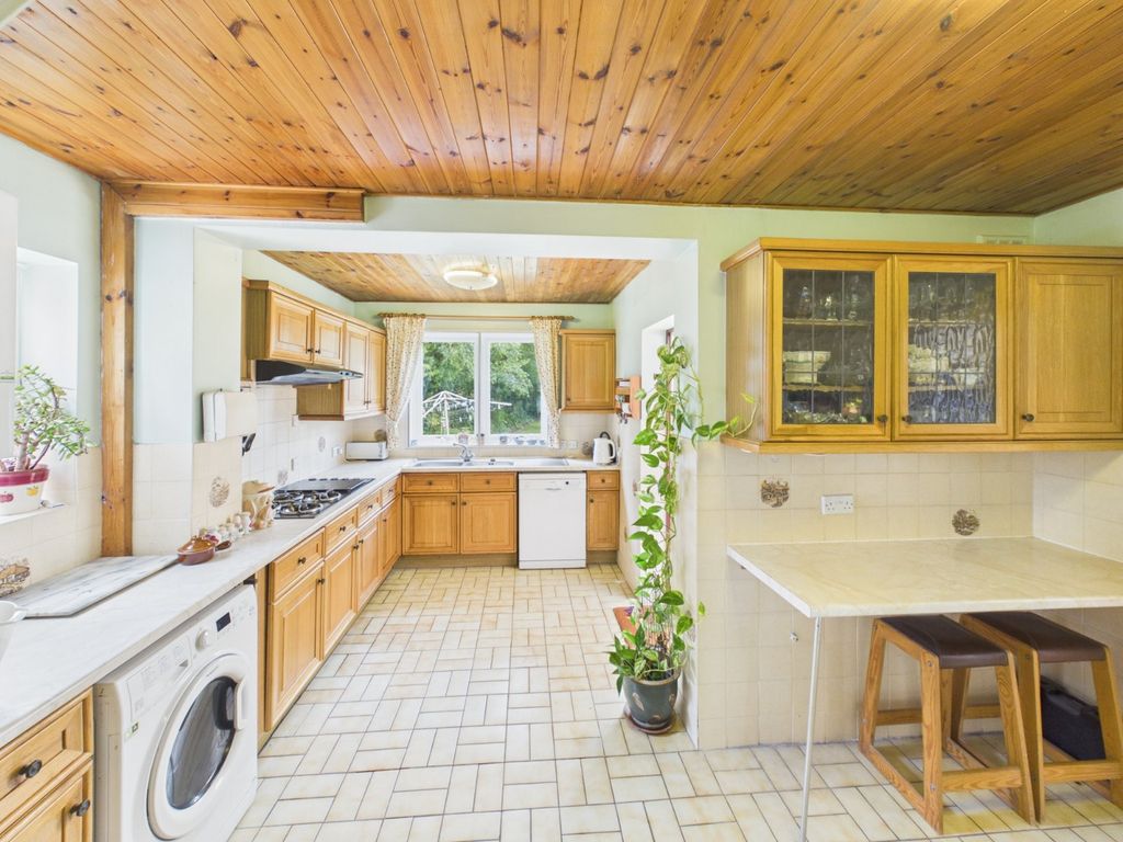 Property photo 3 of 11 Kitchen