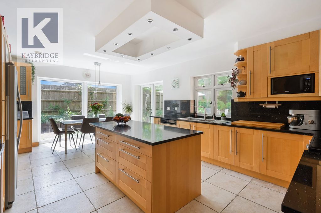 Property photo 3 of 23 Beechdene, Tadworth - Kt20 5Ea