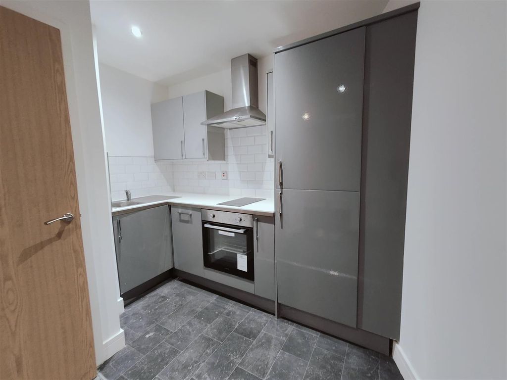 Property photo 3 of 11 Kitchen