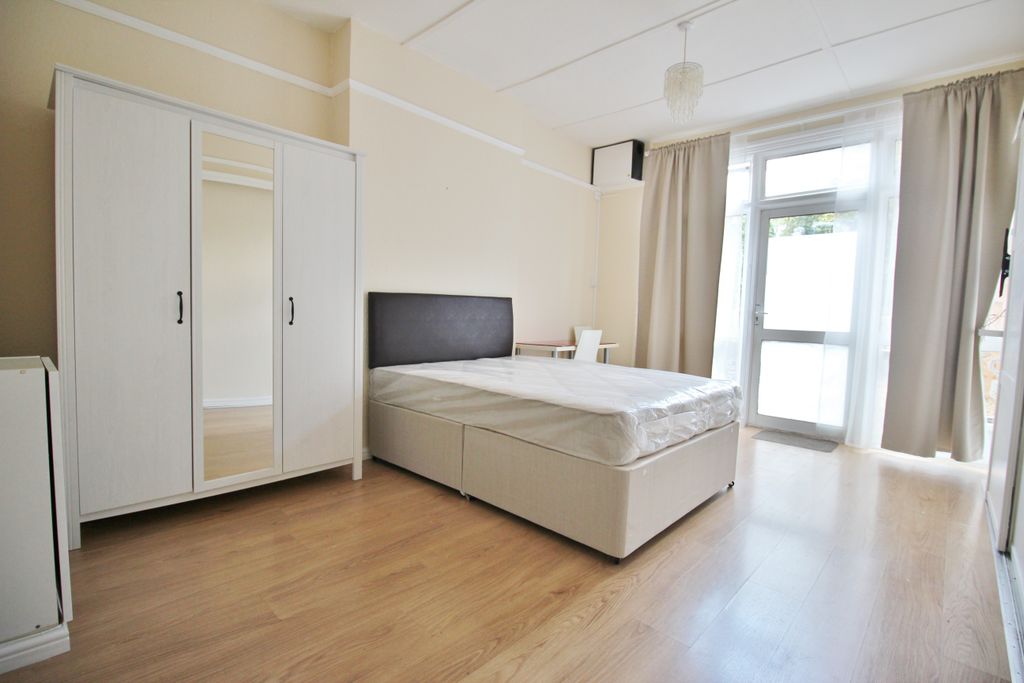 Property photo 1 of 8 Studio With Private Garden