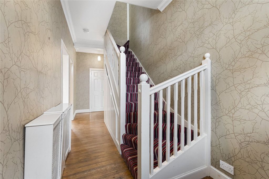 Property photo 2 of 33 9 Glebe Gardens