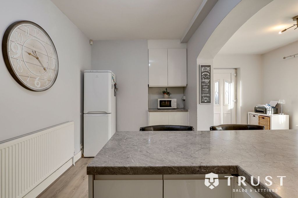 Property photo 3 of 28