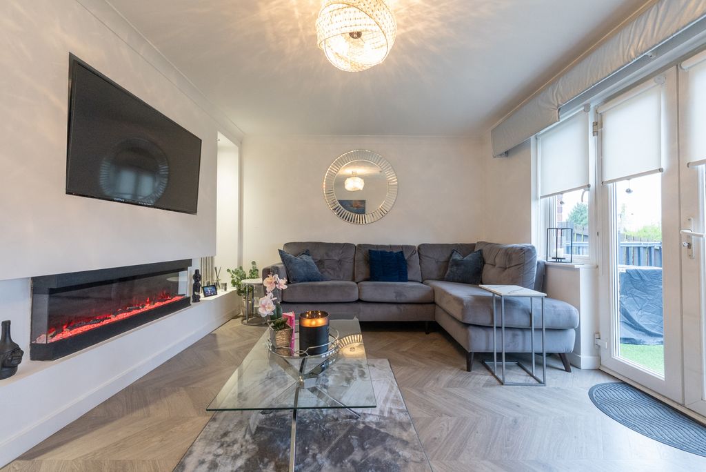 Property photo 3 of 32 Gallery