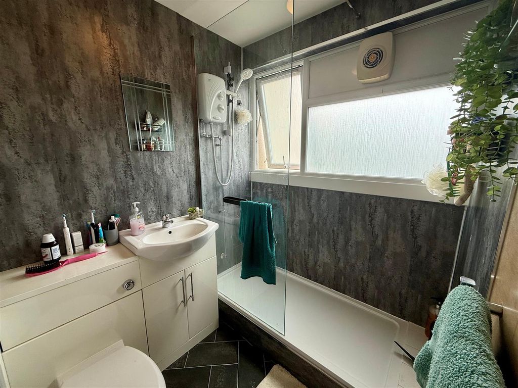Property photo 1 of 6 Bathroom.Jpg