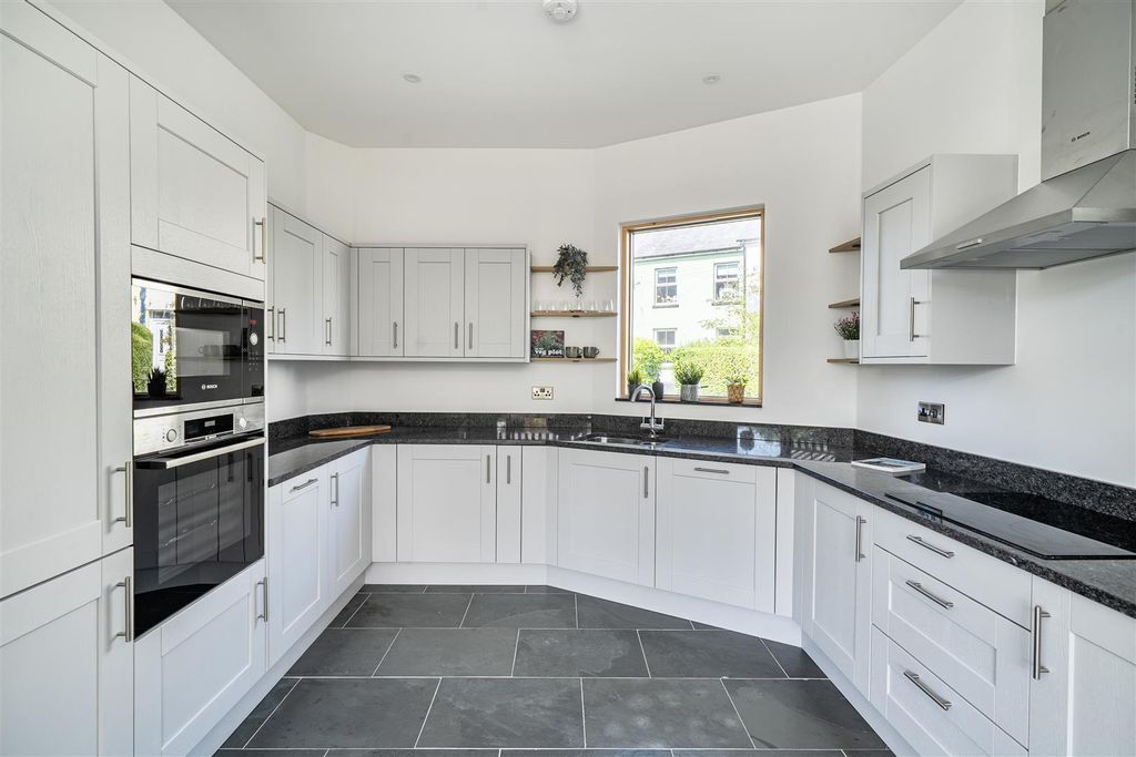 Property photo 2 of 10 Kitchen