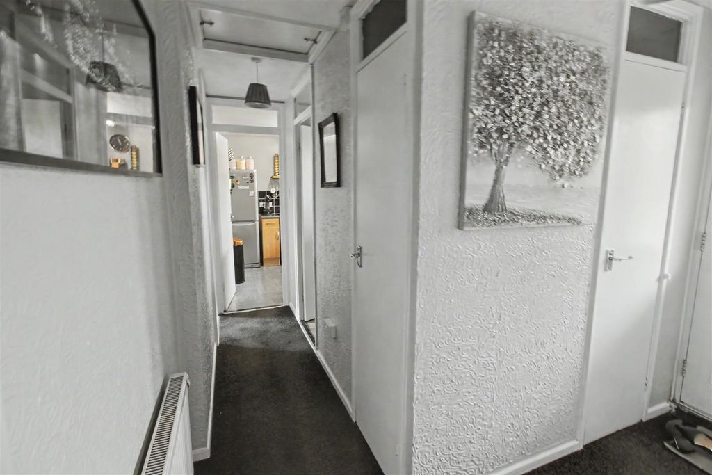 Property photo 2 of 9 Hallway