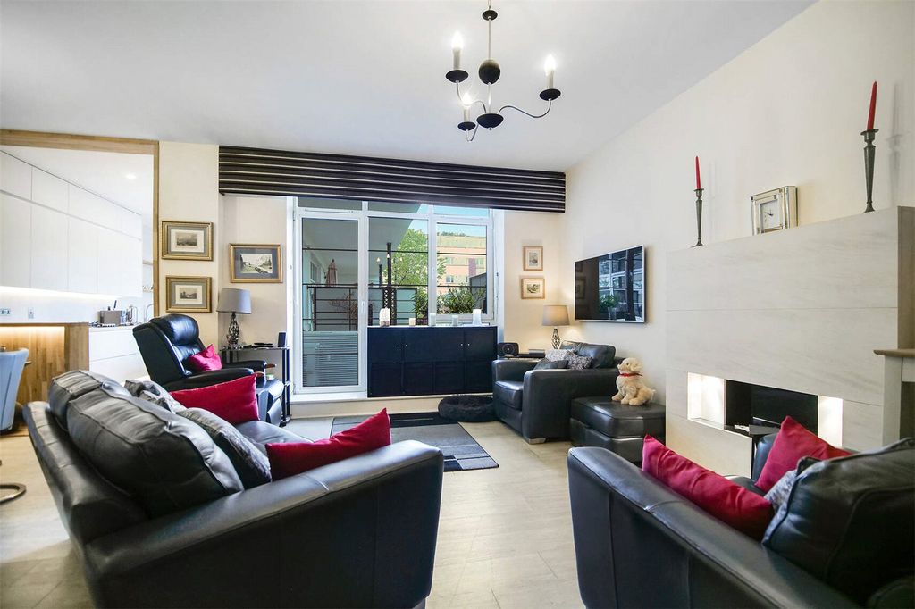 Property photo 2 of 28 Lounge