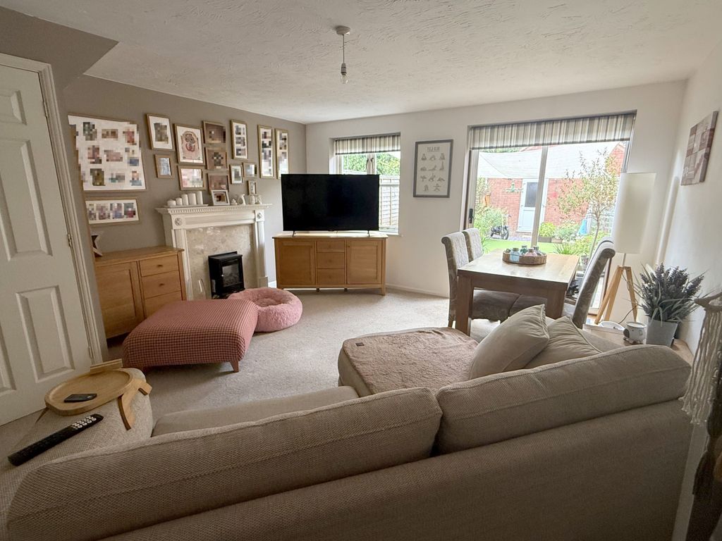 Property photo 3 of 13 Lounge2