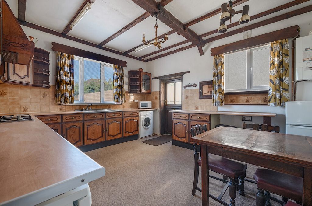 Property photo 2 of 14 2 - 5-681E18517c335-1...