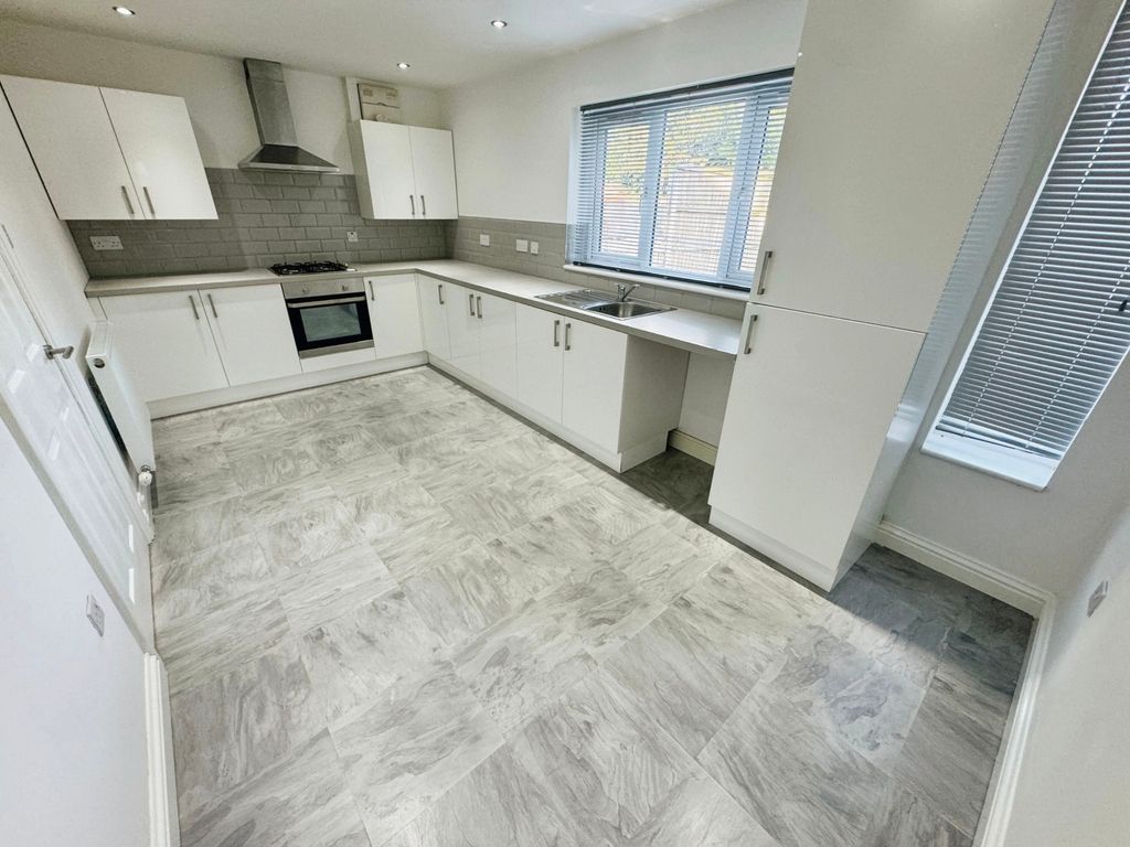 Property photo 3 of 9 Kitchen