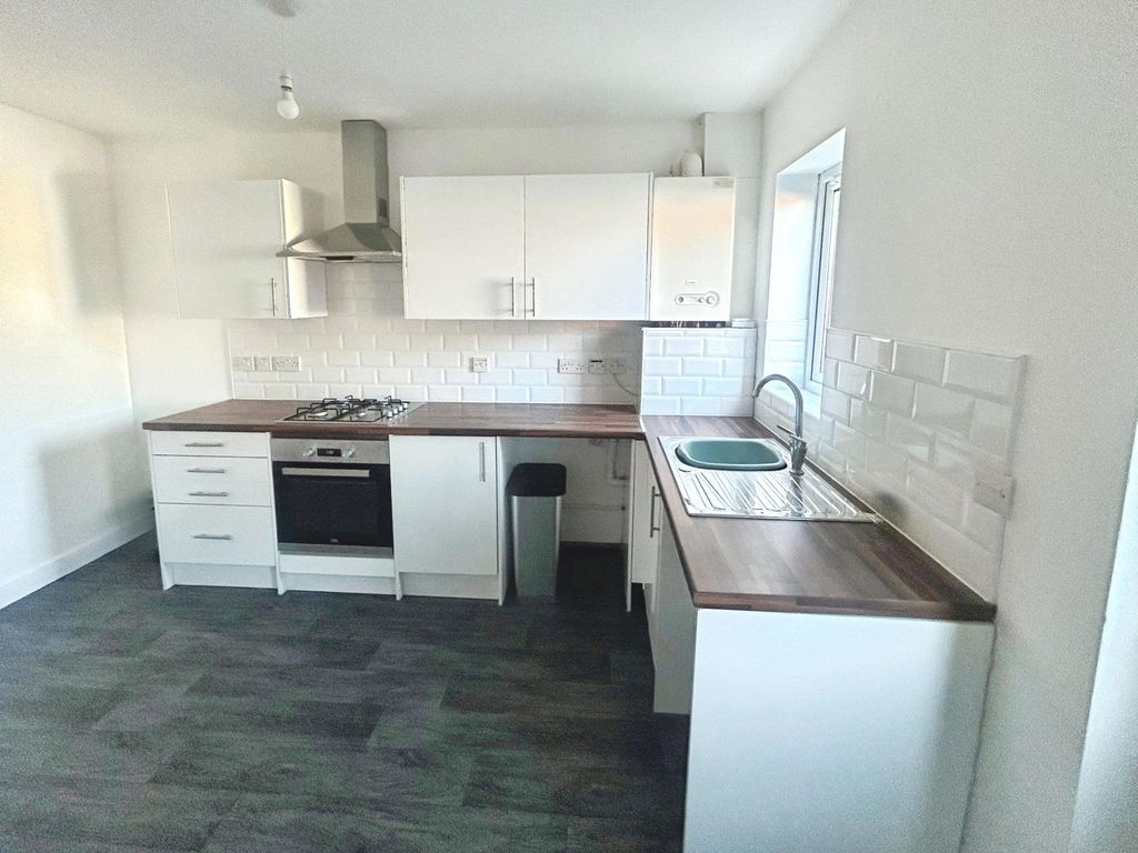 Property photo 2 of 6 Kitchen