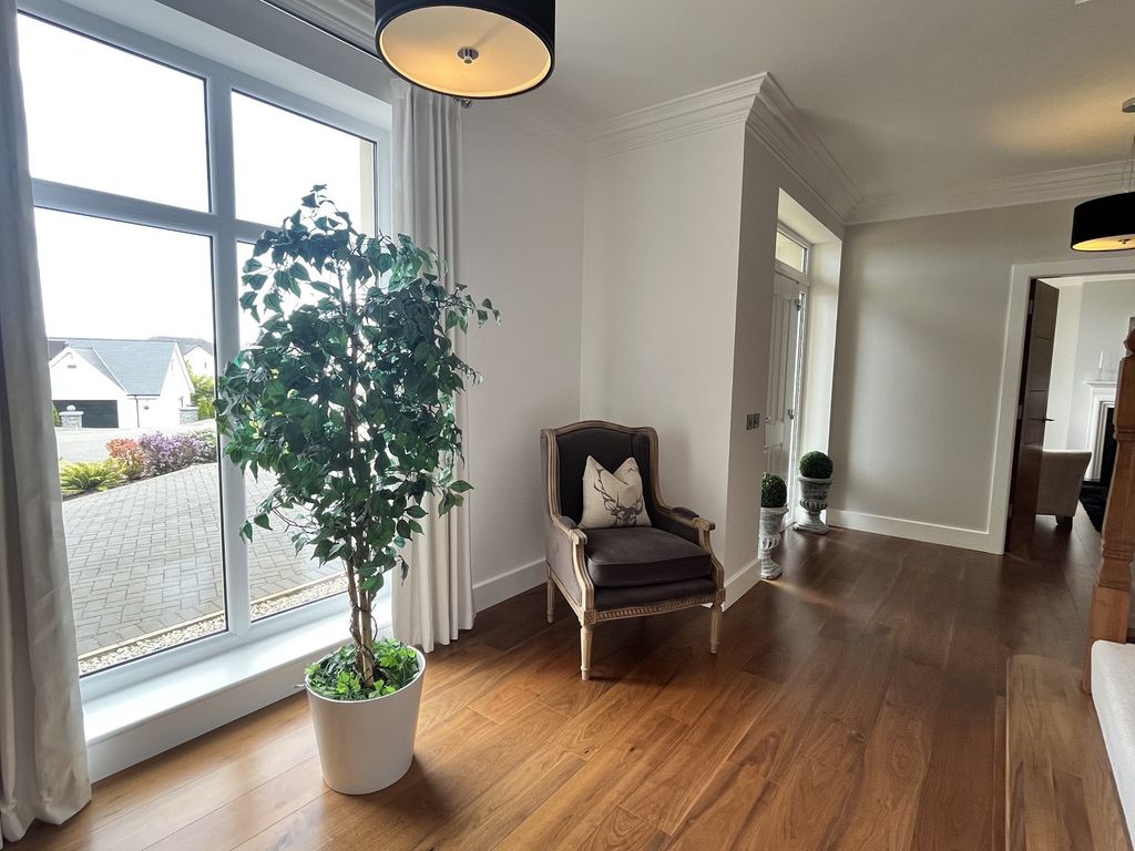 Property photo 3 of 34 Entrance Hall