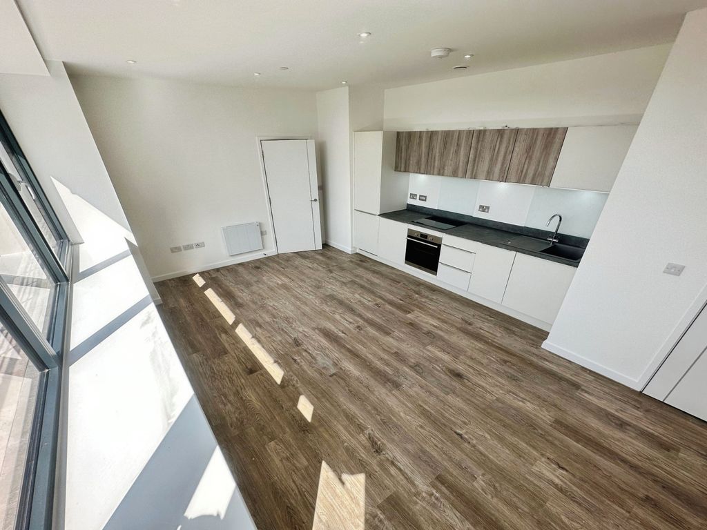 Property photo 3 of 6 Living Room / Kitchen