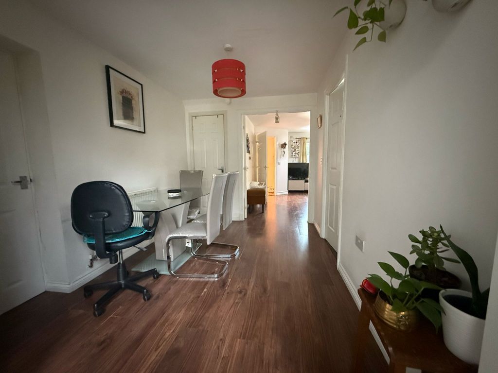 Property photo 1 of 29 Spacious Well Presented  5Bedroom House  In Tw4 Area