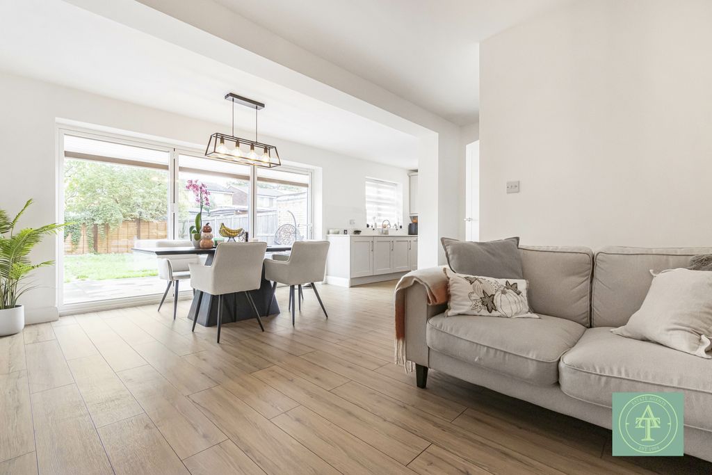 Property photo 2 of 32 Gallery