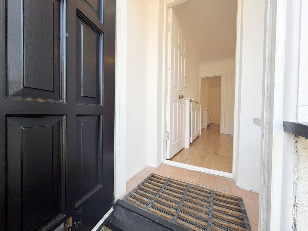 Property photo 3 of 19 3 Entrance Porch