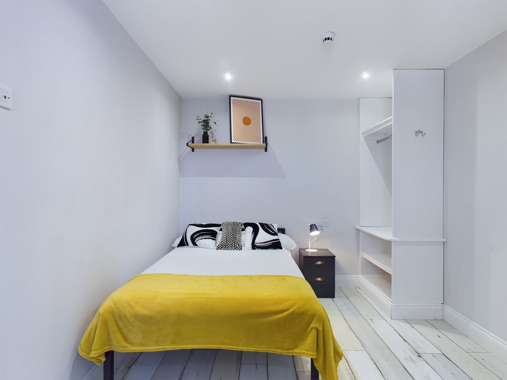 Property photo 2 of 5 A Bright And Tidy Bedroom Featuring A Comfortable ...