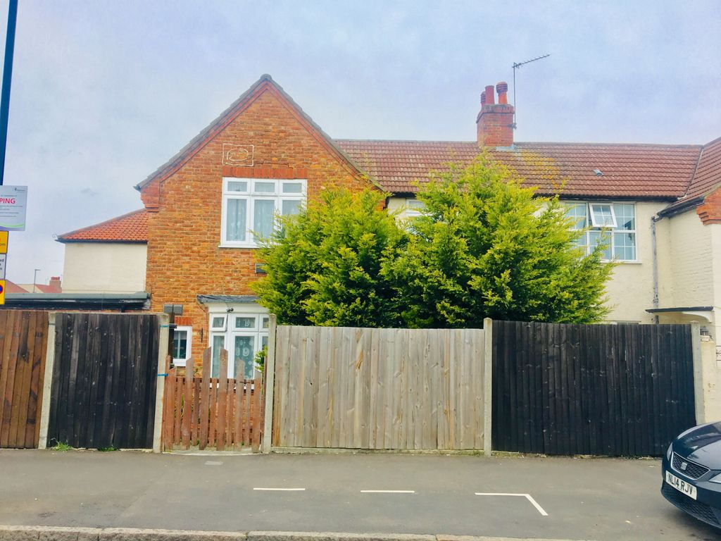 Property photo 1 of 11 5 Bed Semi-Detached House For Rent