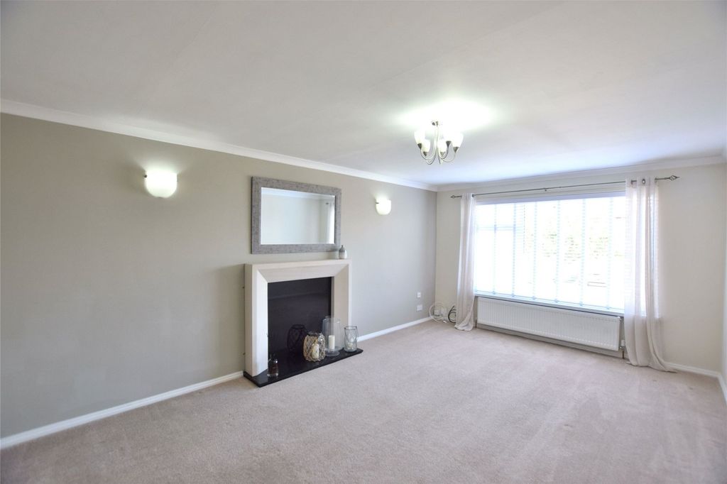 Property photo 3 of 8 Lounge