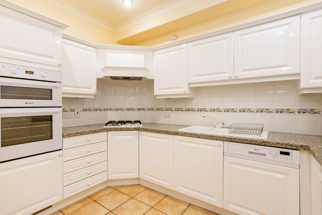 Property photo 3 of 10 Kitchen