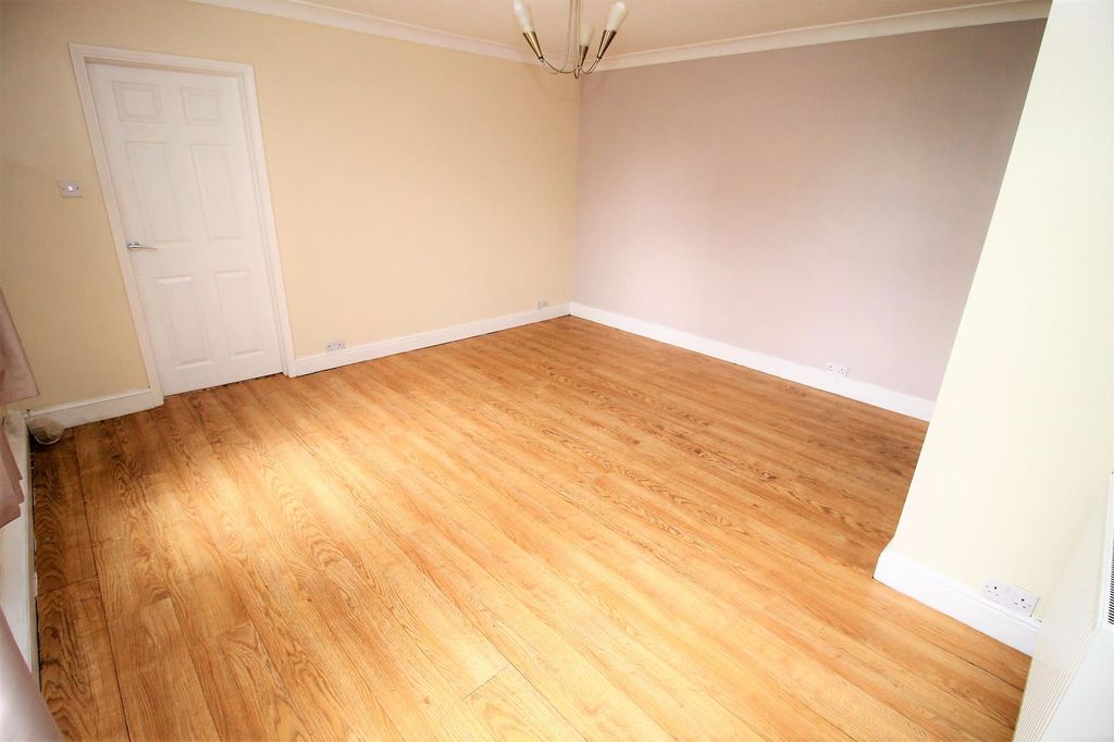 Property photo 3 of 8 Lounge