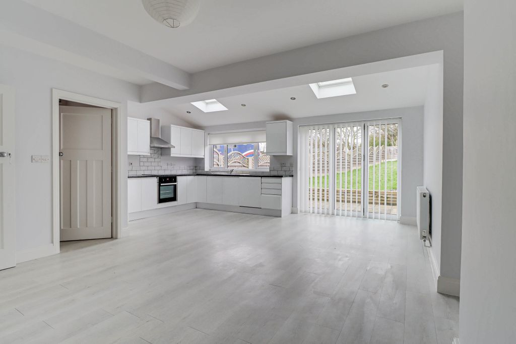 Property photo 2 of 18 Kitchen