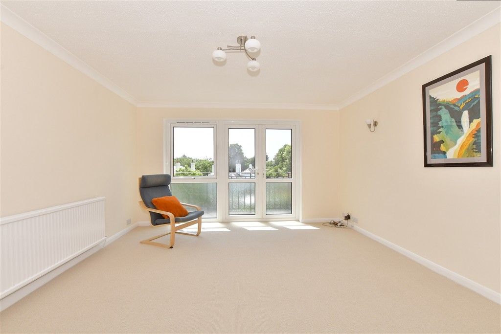 Property photo 3 of 10 Lounge