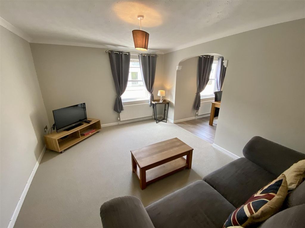Property photo 3 of 18 Living Room