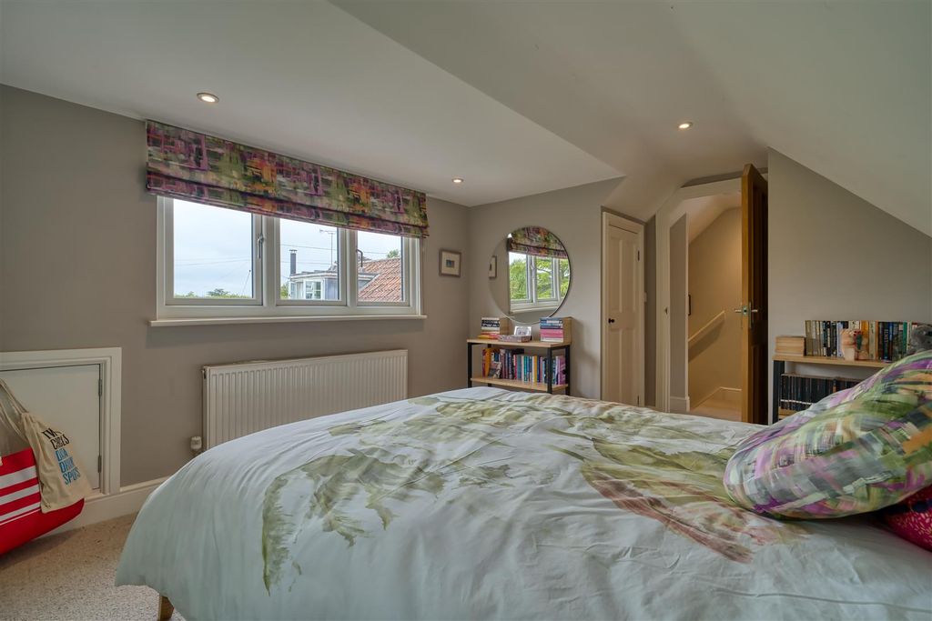 Property photo 3 of 10 Main Bedroom