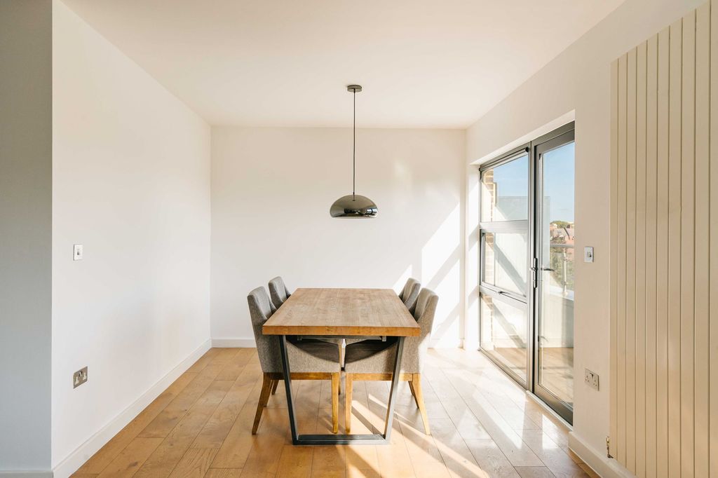 Property photo 3 of 16 Damien Court E1