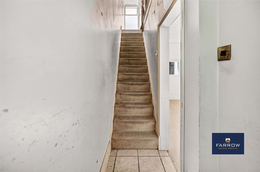 Property photo 2 of 21 Hallway