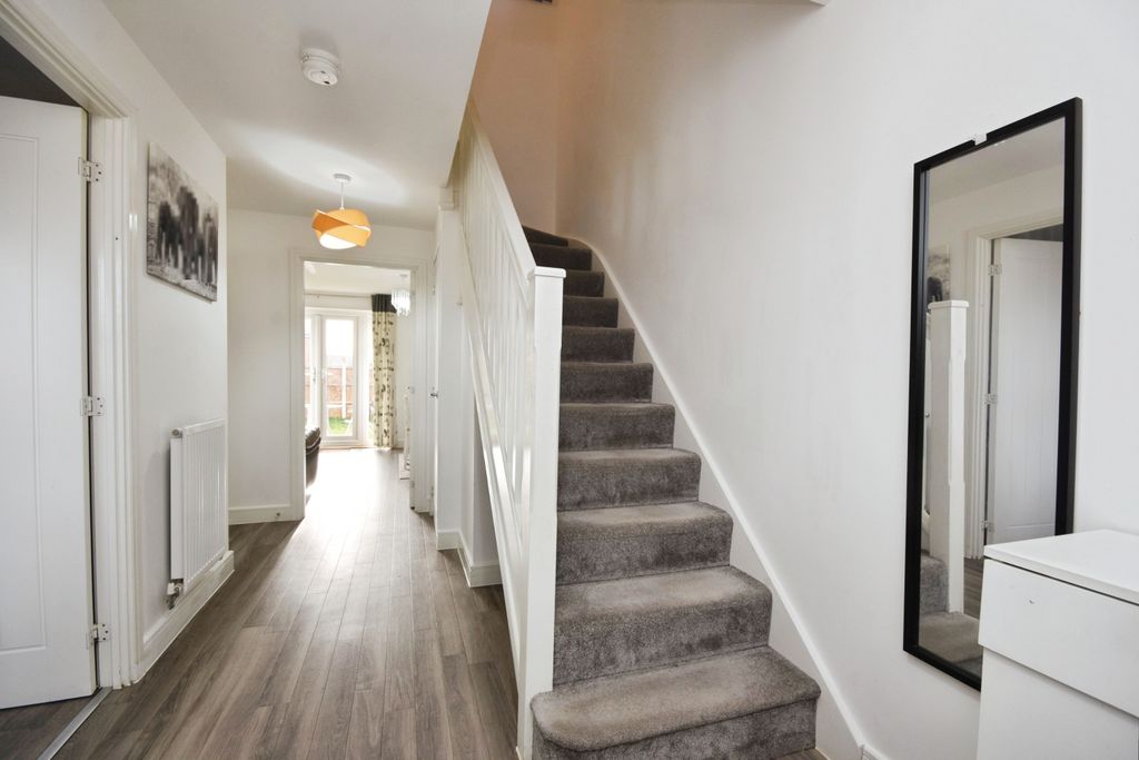 Property photo 3 of 19 Entrance Hallway