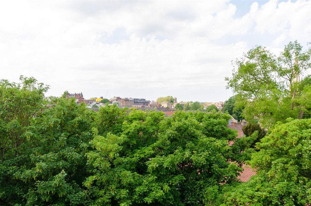 Property photo 2 of 9 .