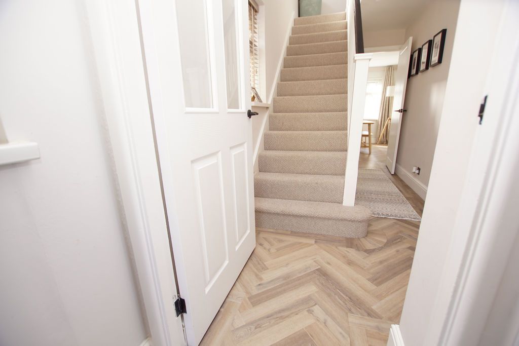 Property photo 3 of 25 Entrance Hall
