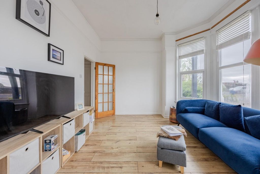 Property photo 2 of 19 Lounge