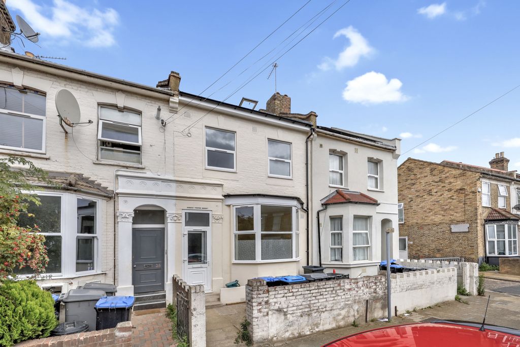 Property photo 1 of 32 7-Bedroom House Arranged As Two Residential Units