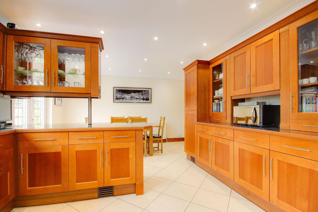 Property photo 3 of 33